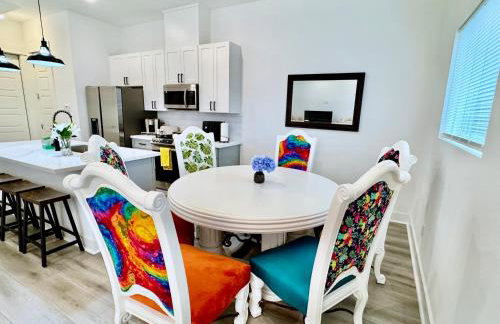 Colorful Dining Experience in Cozy Getaway - Foto 3