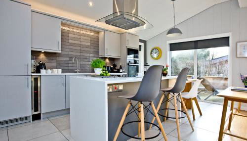 Nyland Lodge - Hot Tub - Fireplace - Free Parking & WiFi - Foto 5, stove, dishwasher, toaster