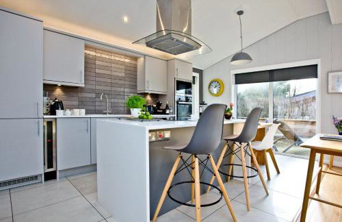 Nyland Lodge - Hot Tub - Fireplace - Free Parking & WiFi - Foto 5