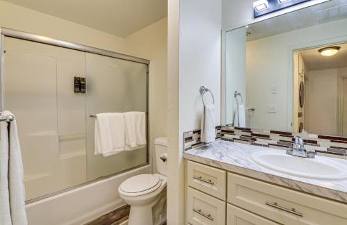 Water Views and Hot Tub Kims Kastle in Stanwood! - Foto 14