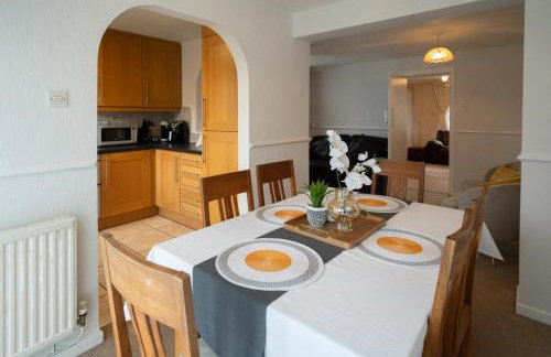 Spacious 3BR House By Kammili Properties in Westhoughton - Free Parking - Photo 18