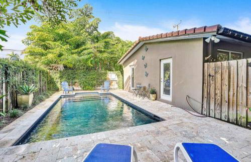 Heated pool, parking, 5 min walk to food and fun! - Foto 7