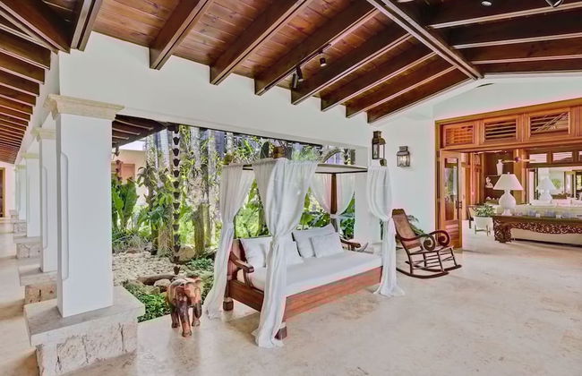 Magnificent Eight Bedroom Holiday Home - Photo 9