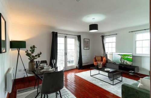 Bright 1 Bed Harbour-side Apartment with Balcony - Photo 1