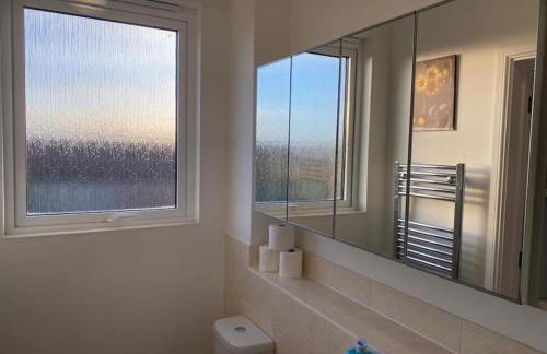 Homely, Cosy & Contemporary 4 BDR house with Garden & Parking 5 mins drive to Addenbrookes & Papworth hospitals & Bio Medical campus - Foto 30