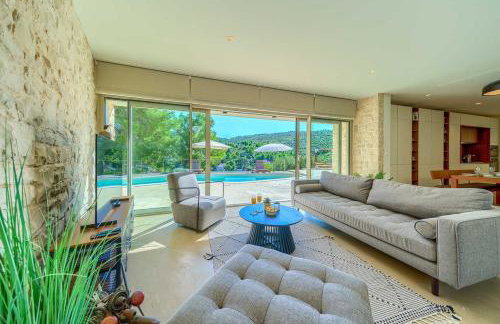 NEW Villa Pine Haven , Private Heated Pool Sleeps 8, Tranquil Retreat - Foto 3