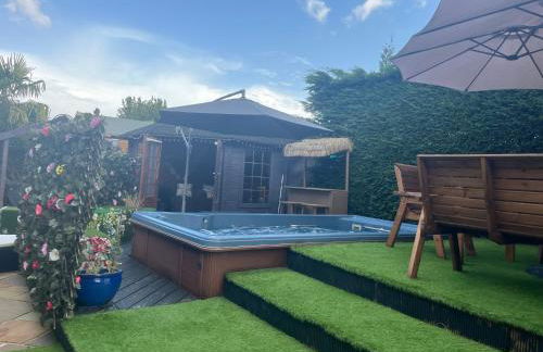 Romantic Swiss Cabin Hideaway & Hot Tub Spa Pool - Foto 4