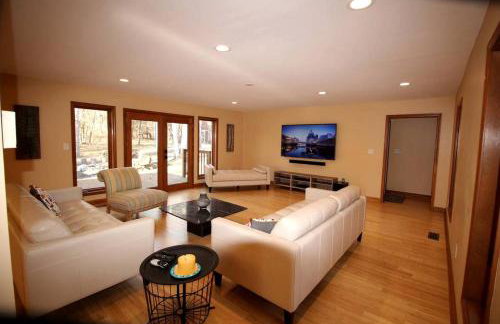 Stately Luxury Vacation Rental with a Private Hot Tub near Brown County State Park, Indiana - Foto 7