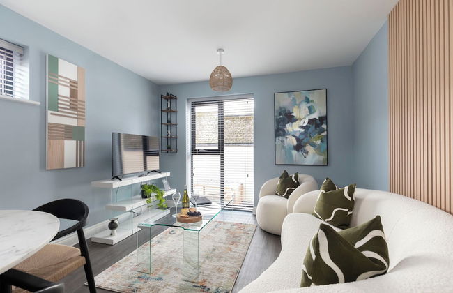 Beautiful 2 Bedroom Apartment With Parking in The Docks - Photo 11