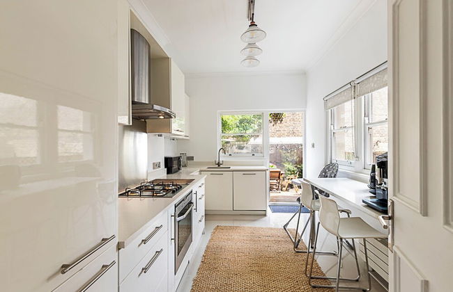 Bright Home Near Little Venice - Photo 12