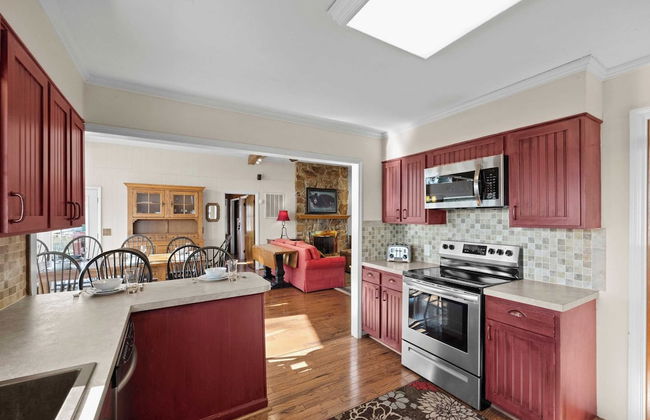 Bear Creek Lodge by Avantstay Lakefront + Dock - Photo 19