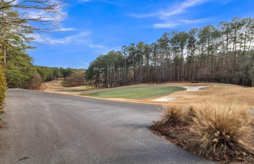 Lake front Keowee Condo with Balcony & Resort Amenities! 20 min to Clemson condo - Foto 32