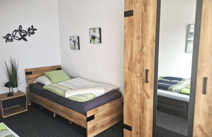 Großzügige Wohnung mit Terrasse und Gartenzugang - das komplette Erdgeschoß - Foto 13