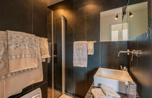 1min Walk From Champs Elysées - Avenue Montaigne - AC - Self-Checkin - Working Desk - Foto 6