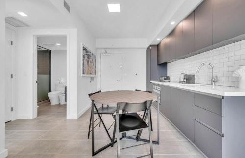 Stylish Studio and Den Across from Bayside Miami - Foto 11