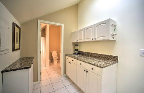 Lakefront Bolton Retreat with Balcony and Views! - Foto 14