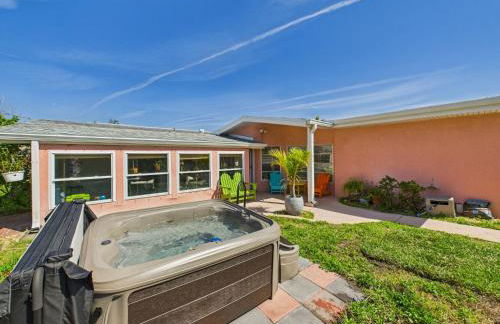 Pet-Friendly 3BR Coastal Retreat Walk to Beach - Foto 15