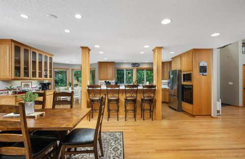 Iron Mountain - Spacious Secluded Lodge with Hot Tub & Game Room - Photo 21