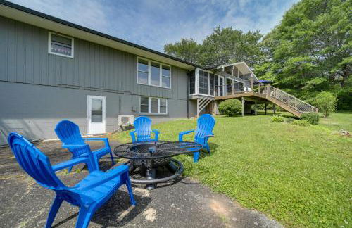 Centrally Located Brevard Home with Deck and Fire Pit! - Foto 1