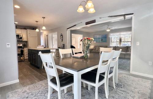 5BR Waterfront Hot Tub Kids Playscape Pets Family Compound! - Foto 9