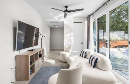 Modern Oasis w Pool Hot Tub Rooftop Deck Home Theater Mariposa Retreat by AvantStay - Foto 32