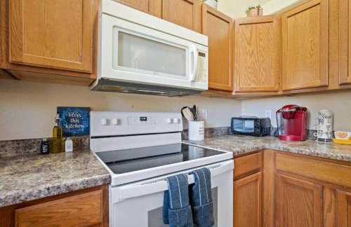 4BR w Fireplace Backyard BBQ near Peterson AFB - Foto 14