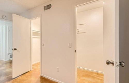 Walkable Dtwn 2B Getaway - Sleeps 5 - Pool, Prkg - Foto 7