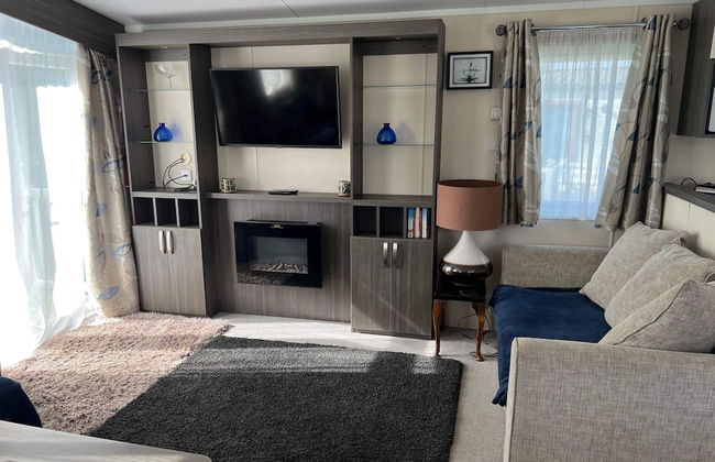 Inviting Luxury 2-bedroom Caravan in Hunstanton - Photo 7