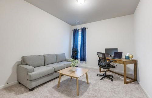 1 Mi to Lake Lanier Modern Home with Patio and Yard! - Foto 5