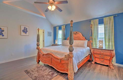 Unwind Fireside! Harker Family Retreat with Yard - Foto 12