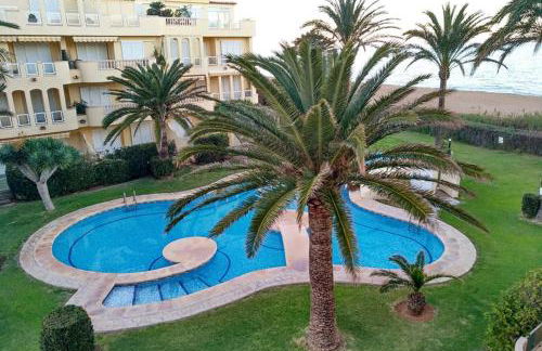 Estupendo apartamento en primera línea de playa y con vistas al mar - Foto 6