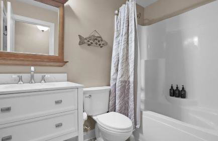 Sleeps 22, Lakefront w/ Private Dock & Pool, 2 Houses Lake Living by Avantstay - Foto 70