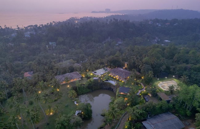 Cool and Contemporary Hilltop Villa With Ocean Views - Photo 18