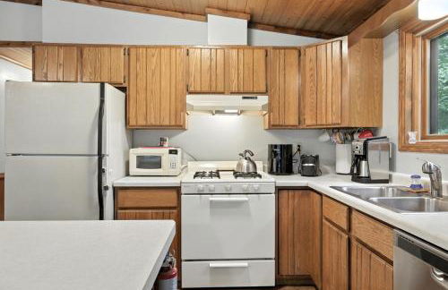 The Treehouse Lakes & Trails Cabin cabin - Photo 12