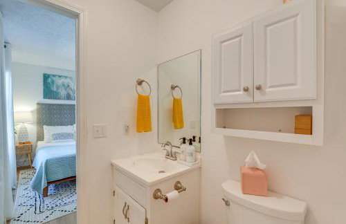 Family Home with Furnished Deck in Fairview! - Foto 21