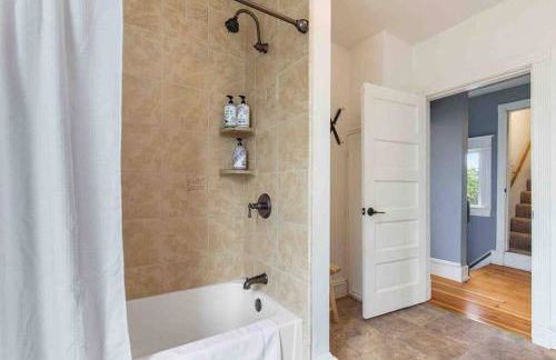 Spacious Retreat with guest house, game room, parking in N Tacoma - Foto 54