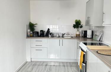 Cozy Family House 10 min from Manchester Airport - Photo 1