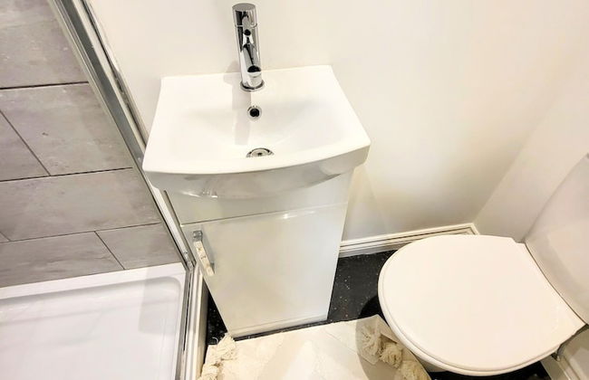 Large Modern House with Parking - Photo 73