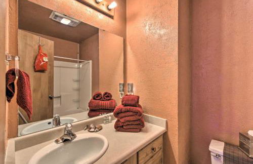 Downtown Red River Retreat with Mtn Views and Yard - Foto 13