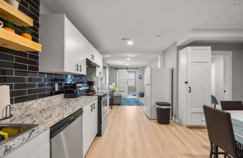 Lakeside Bliss 2BR, 1BA with All Modern Comforts - Foto 13