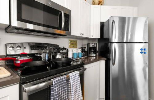 Chic 2BR • King Beds • Huge Patio • 95 Walk Score! - Foto 33