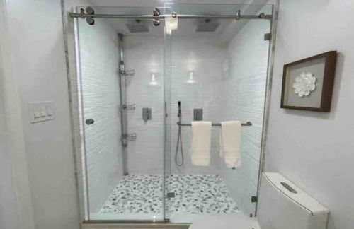 Lux Family Xcape with HotTub Fireplace Deck BBQ - Foto 18