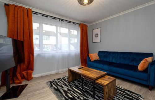 Cozy 2-Bed Detached Bungalow with Parking Woking - Photo 3