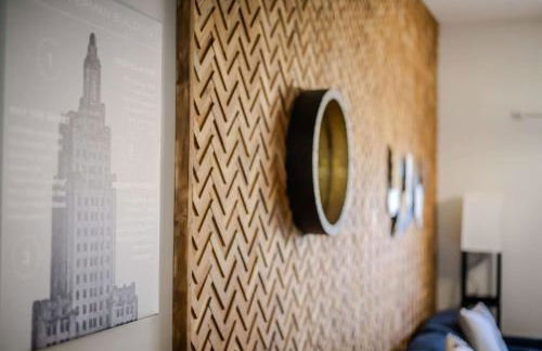 Jennifer's Chic 2nd Floor Apt Private Deck w Views - Photo 21