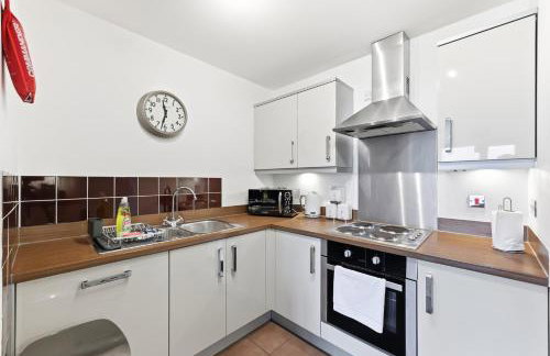 Sleek Apartment with Balcony - City Centre - Free Parking, Fast WiFi and 55'' Smart TV by Yoko Property - Foto 12