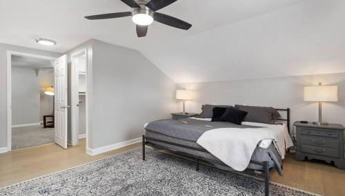 Great Location! 2BR - King Bed - Private Laundry - Foto 3