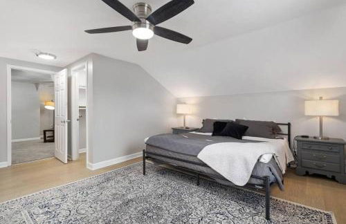 Great Location! 2BR - King Bed - Private Laundry - Foto 3