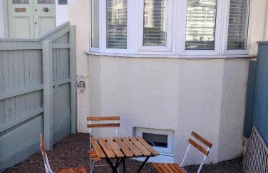 Substantial 5 bedroom townhouse with disabled access apartment, private off road parking space with EV point from 15th April 26, jaccuzi bath, Netflix and Wifi, near Argyle, boutique shops eateries and pubs - Foto 18