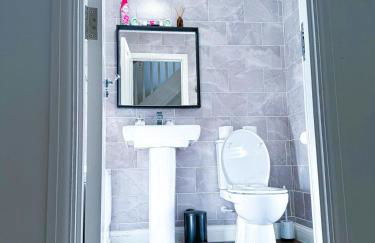 City Centre house for Family, Group & Contractor Stay - Sleeps Upto 9 Guests with Free Parking - Foto 72