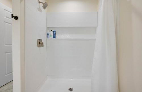 Spacious 5BR Home KING Bed Wi-Fi Parking - Foto 32